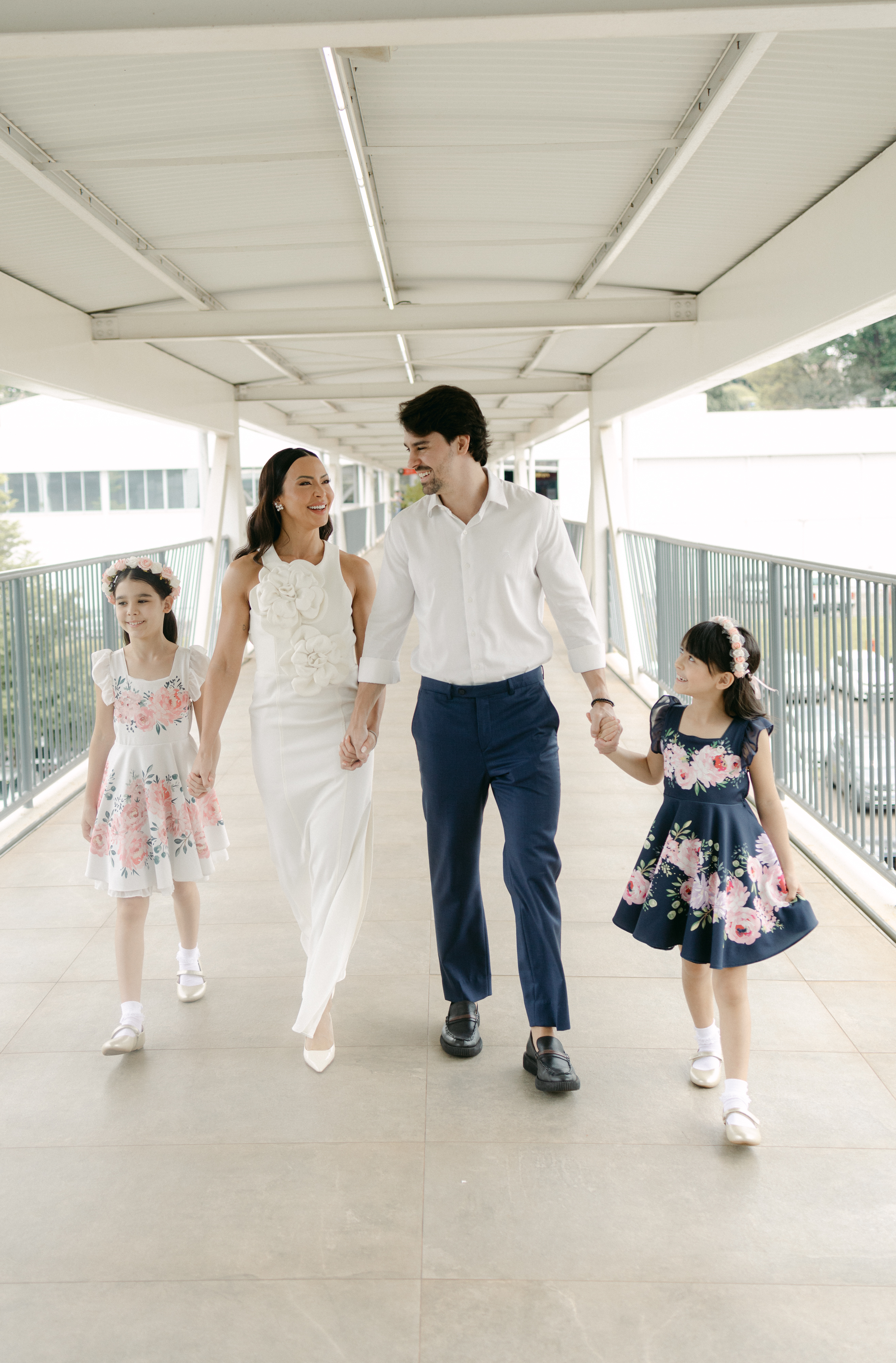 Thascya caminhando com sua família